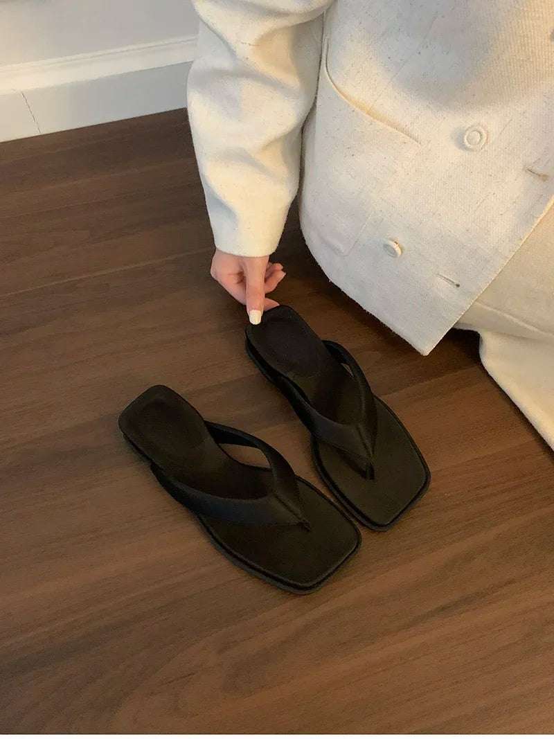 Clip Toe low Wedge Sandals