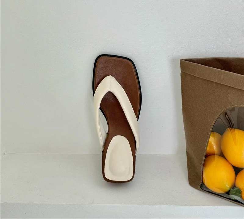 Clip Toe low Wedge Sandals