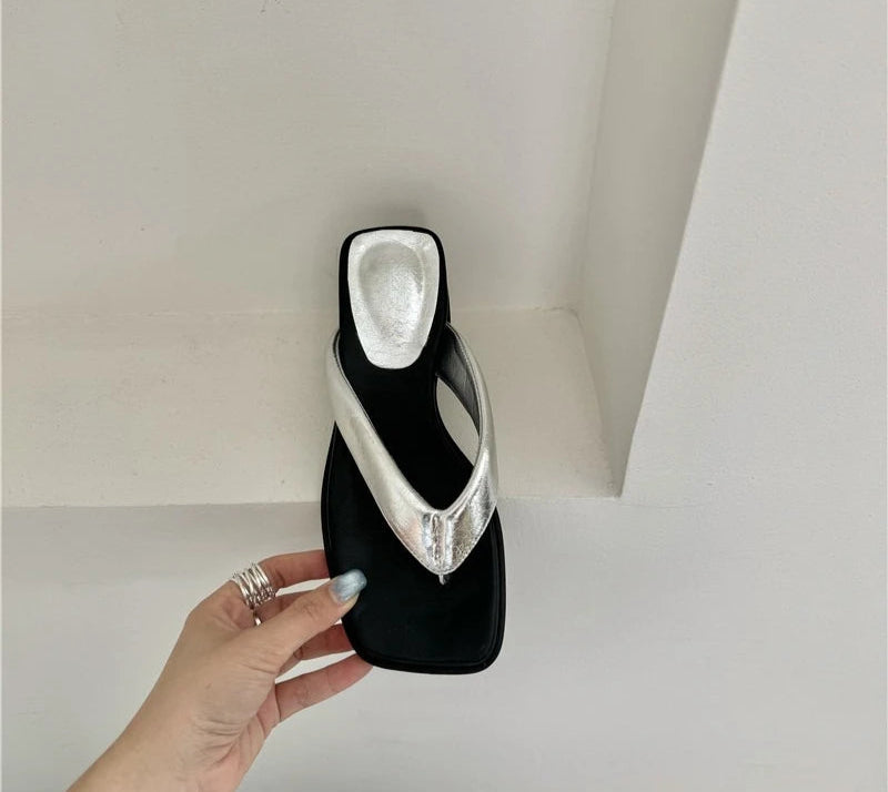 Clip Toe low Wedge Sandals