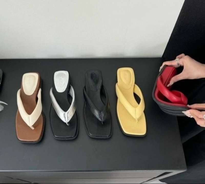 Clip Toe low Wedge Sandals