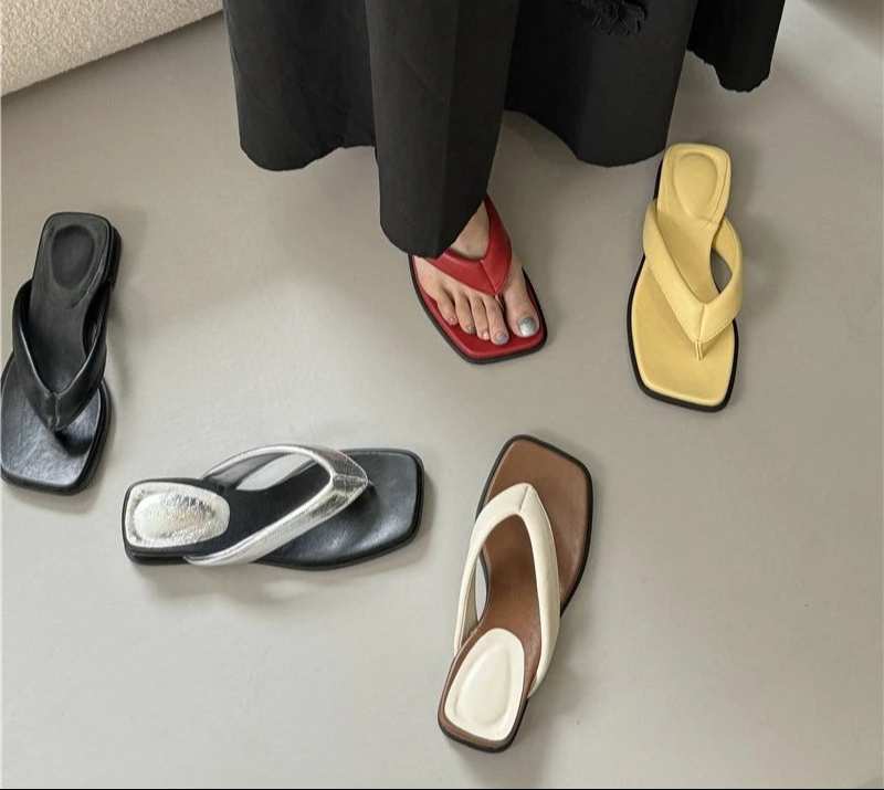 Clip Toe low Wedge Sandals